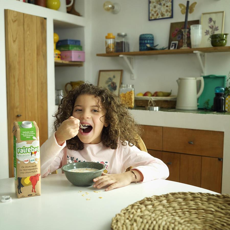 Fier om melk te drinken die lekker smaakt